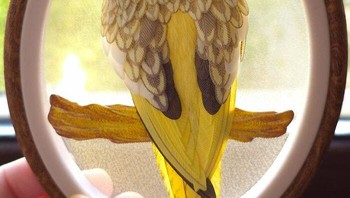 Burung cockatiel mutiara ini dibuat sepenuhnya dari busa dan cat akrilik. Foto: BoredPanda