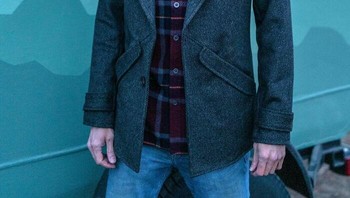 Orang ini membuat pola dan menjahit mantel wol yang dipakainya sendiri. Foto: BoredPanda