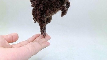 Seseorang membuat aksesoris babi terbang dari kain felt. Foto: BoredPanda