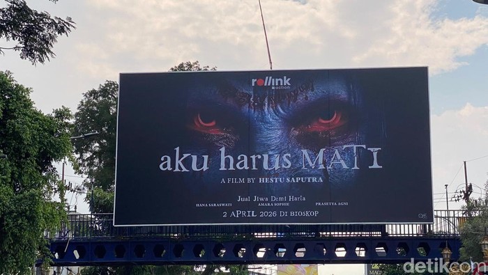 Iklan film horor Aku Harus Mati terpasang di JPO Kayutangan, Kota Malang.