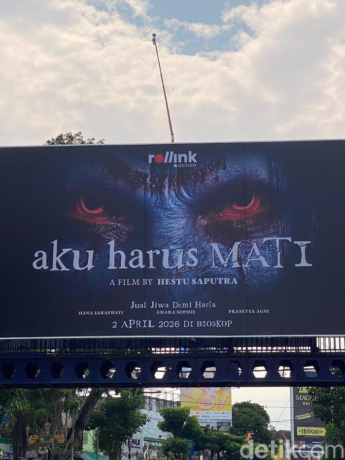 Iklan film horor Aku Harus Mati terpasang di JPO Kayutangan, Kota Malang.