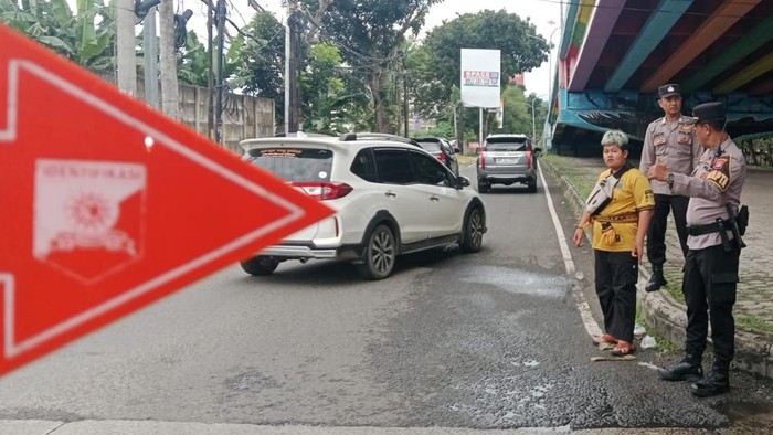 Influencer supporter sepak bola Indonesia, Muhamad Bahrudin (23) atau Badru Kepiting dan polisi saat berada di TKP