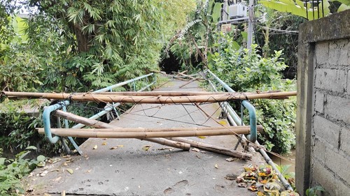 Jalan pintas Kerobokan-Dalung Permai yang diblokade warga setempat dengan rantai dan bambu karena kesal dijadikan TPA liar. (Agus Eka/detikBali)