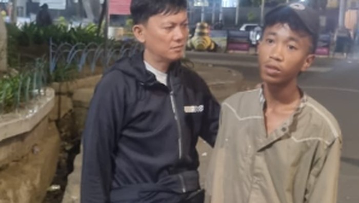 Jukir inisial S (kanan) palak pengendara di Pelabuhan Makassar.