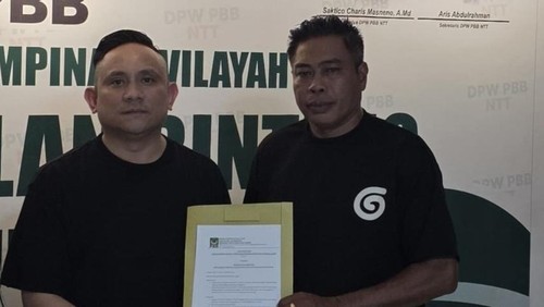 Ketua DPW PBB NTT Saktico Masneno (kiri) saat menyerahkan SK penonaktifan kepada Hengky Febrianus Loden sebagai Ketua DPC PBB Kabupaten Kupang, Kamis (2/4/2026).