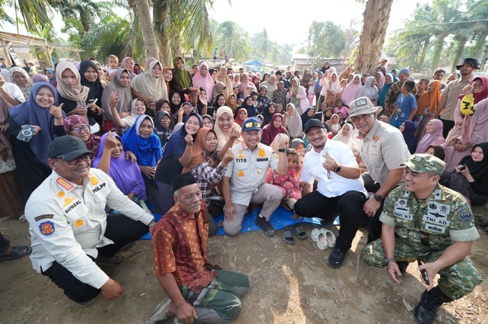 Kasatgas PRR Pascabencana Sumatera Tito Karnavian menemui warga terdampak bencana di Desa Sekumur, Kecamatan Sekerak, Aceh Tamiang, Sabtu (4/4).
