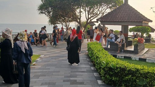 Kunjungan wisatawan ke DTW Tanah Lot, Desa Beraban, Kecamatan Kediri, Tabanan saat long weekend Paskah, Minggu (5/4/2026). (Dok DTW Tanah Lot)