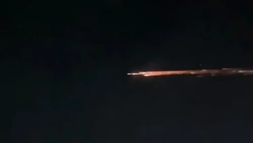 Benda terang melintasi langit Lampung. Videonya langsung viral di media sosial dan menarik komentar dari netizen. Bahkan ada yang mengiranya sebagai rudal.