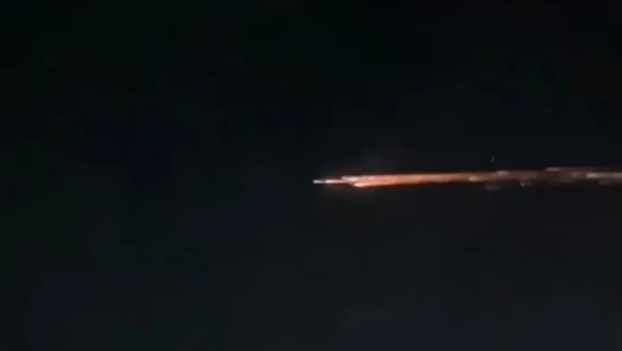 Benda terang melintasi langit Lampung. Videonya langsung viral di media sosial dan menarik komentar dari netizen. Bahkan ada yang mengiranya sebagai rudal.