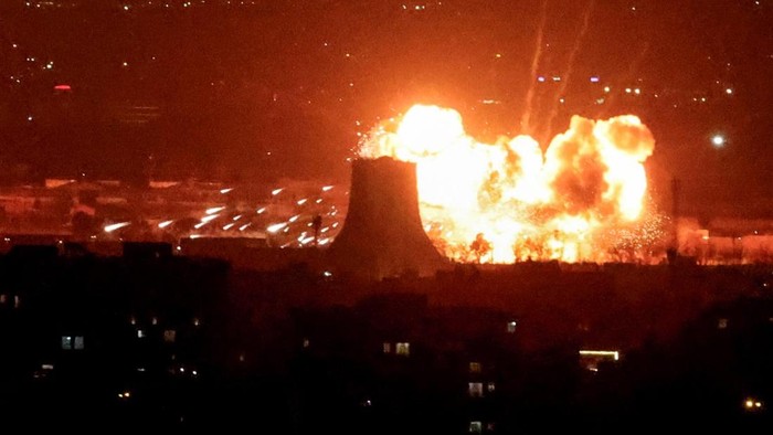 Ledakan terjadi setelah serangan di Kilang Minyak Tehran di Teheran pada 7 Maret 2026