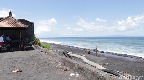 Lokasi bibir pantai Purnama saat Agus terseret ombak seusai menyelamatkan Raditya, Minggu (5/4/2026). (Aryo Mahendro/detikBali).