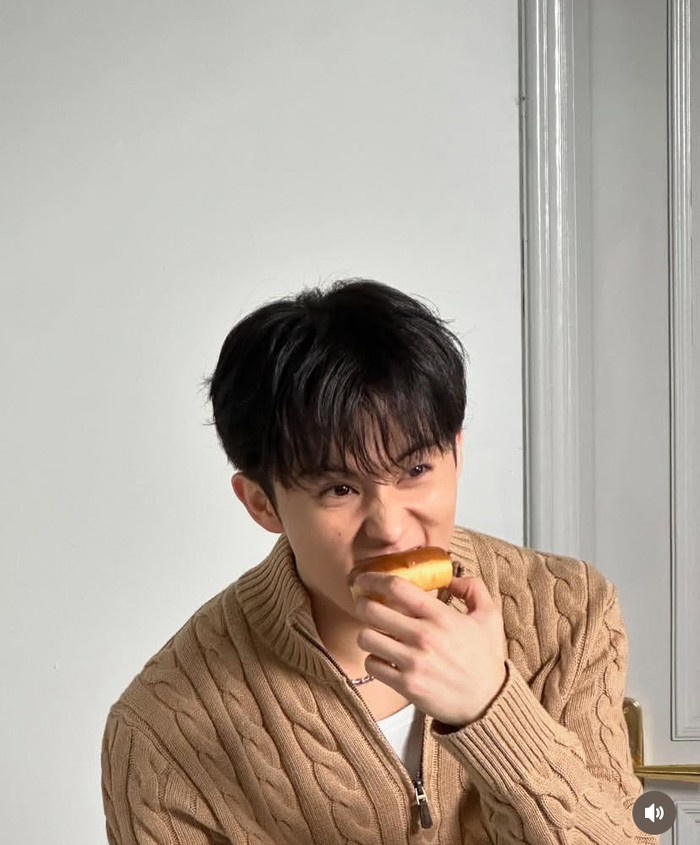 Mark Lee Doyan Ngemil Cupcake hingga Makan Es Krim Bareng Member NCT