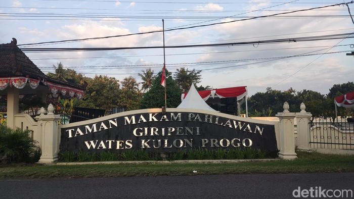 Melihat persiapan pemakaman Kopda Farizal di TMP Giripeni Kulon Progo, Minggu (5/4/2026).