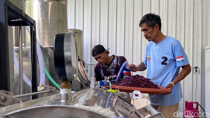 Mengintip Dapur Produksi Keripik Sayur dan Buah Oleh-oleh khas Kota Batu