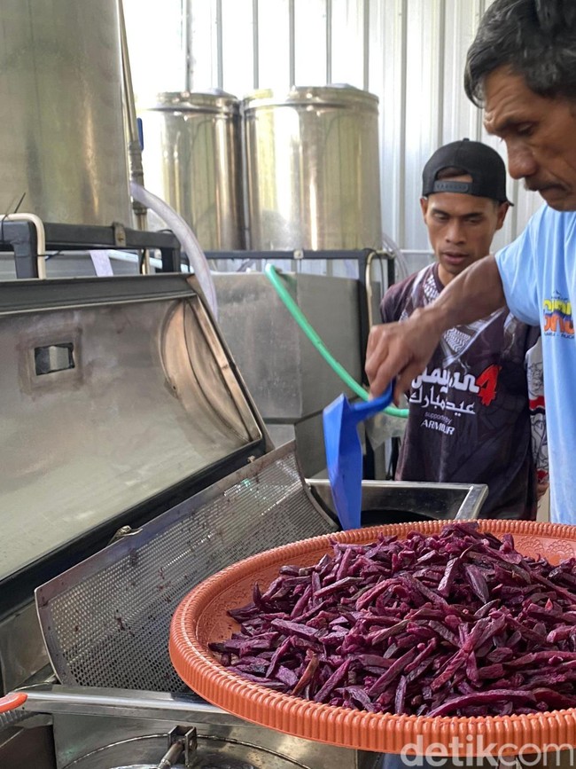 Mengintip Dapur Produksi Keripik Sayur dan Buah, Oleh-oleh Unggulan Kota Batu