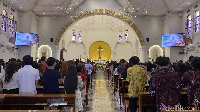 Misa Minggu Paskah di Gereja Katedral Santa Perawan Maria Ratu Rosario Suci, Kelurahan Randusari, Kecamatan Semarang Selatan, Minggu (5/4/2026).