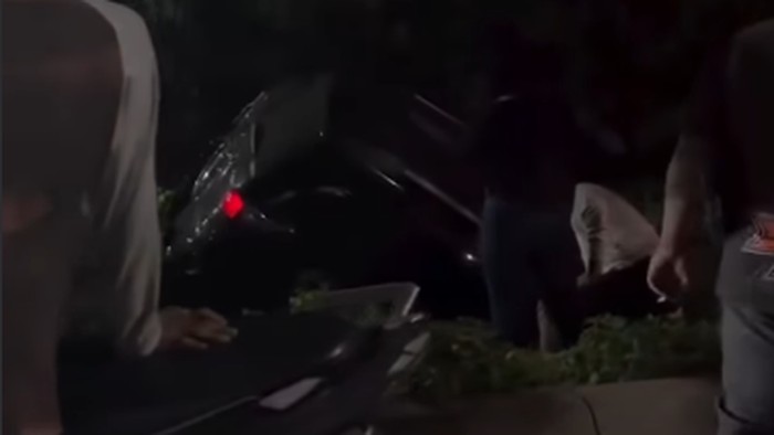 Mobil nyungsep ke parit di Makassar.