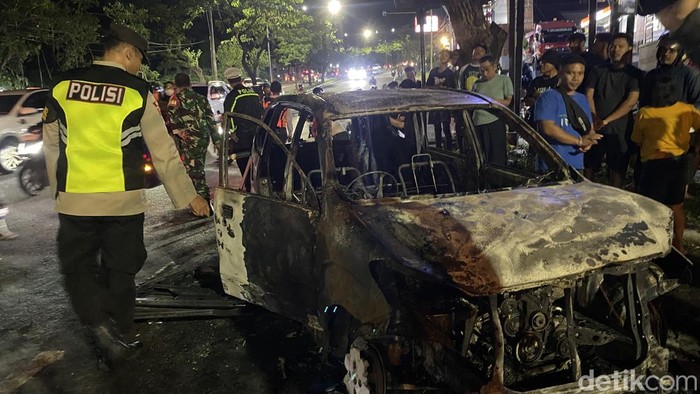 Mobil terbakar di depan SPBU Silayur, Kelurahan Bringin, Kecamatan Ngaliyan, Kota Semarang, Minggu (5/4/2026).