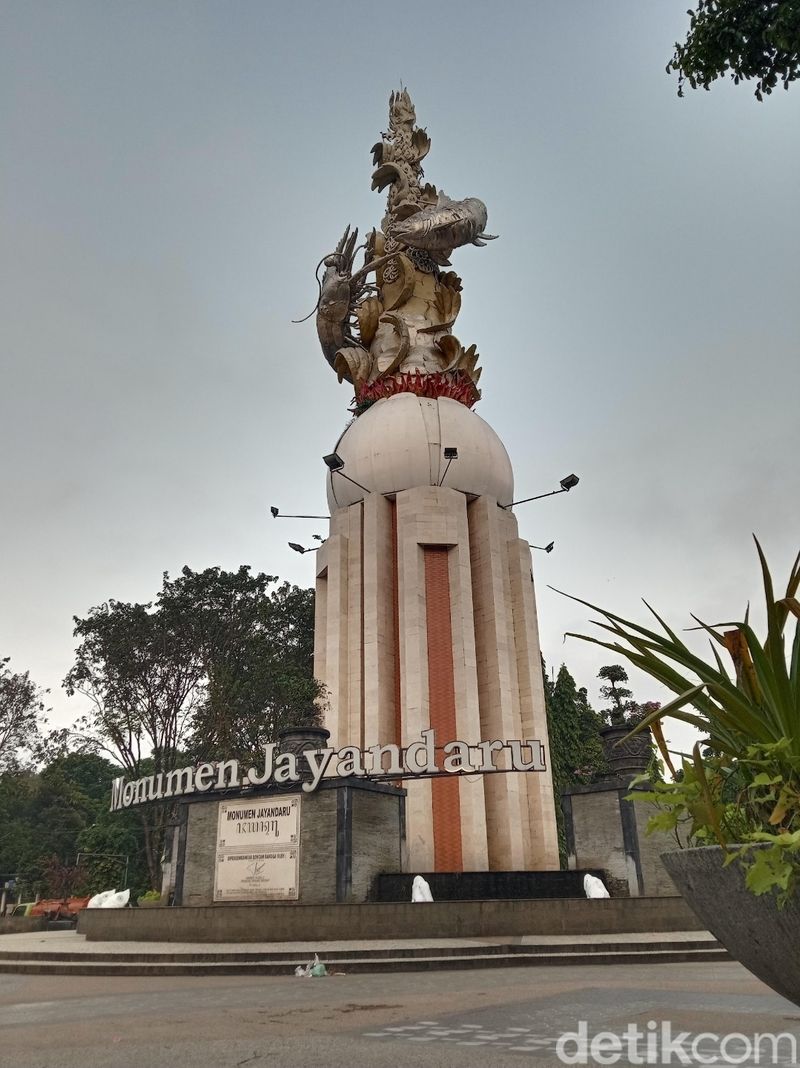 Monumen Jayandaru di Alun-alun Sidoarjo.