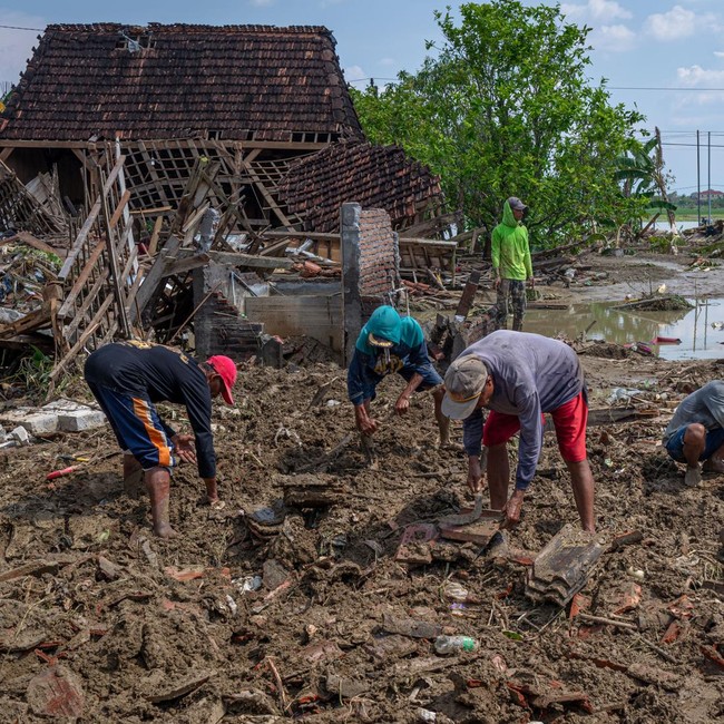 Pascabanjir Surut, Warga Demak Bersihkan Rumah Rusak