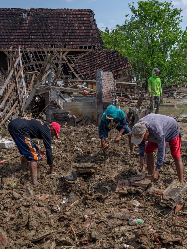 Pascabanjir Surut, Warga Demak Bersihkan Rumah Rusak