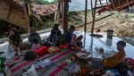 Pascabanjir Surut, Warga Demak Bersihkan Rumah Rusak