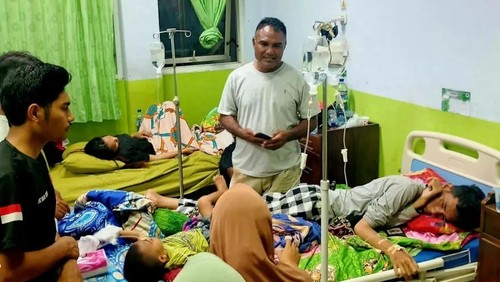 Pasien keracunan yang dirawat di Puskesmas Wera, Kabupaten Bima, NTB pada Sabtu (4/4/2026) malam. (Istimewa)