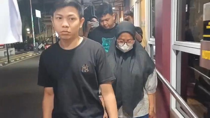 Pelaku penggelapan uang saat diserahkan para korbannya ke polisi
