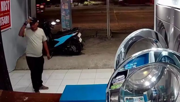 Pelaku saat datang ke tempat usaha laundry korban. 
