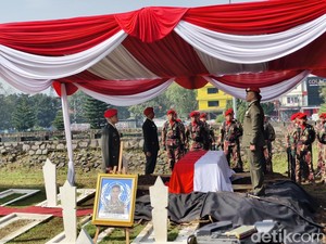 Panglima TNI Pimpin Pemakaman Mayor Zulmi di TMP Cikutra