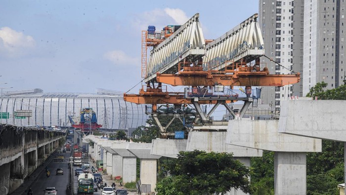 Pekerja menyelesaikan pembangunan Tol Harbour Road II Ancol Timur-Pluit di Jakarta, Minggu (5/4/2026). Pemerintah melalui Kementerian PU menyiapkan anggaran sebesar Rp118,5 triliun untuk sejumlah program prioritas yaitu pembangunan infrastruktur 2026-2027 di beberapa sektor yang di antaranya sektor konektivitas dan sektor permukiman. ANTARA FOTO/Muhammad Adimaja/nym.