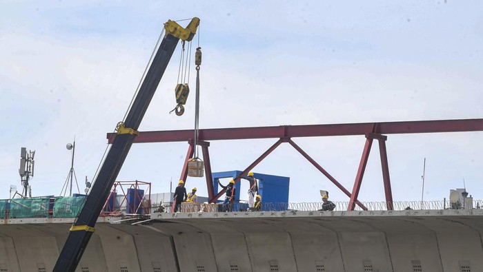 Pekerja menyelesaikan pembangunan Tol Harbour Road II Ancol Timur-Pluit di Jakarta, Minggu (5/4/2026). Pemerintah melalui Kementerian PU menyiapkan anggaran sebesar Rp118,5 triliun untuk sejumlah program prioritas yaitu pembangunan infrastruktur 2026-2027 di beberapa sektor yang di antaranya sektor konektivitas dan sektor permukiman. ANTARA FOTO/Muhammad Adimaja/nym.