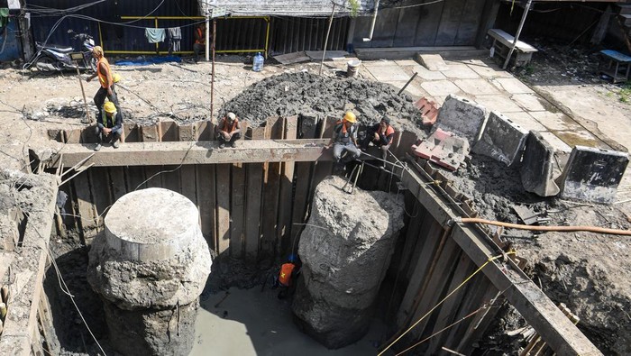 Pekerja menyelesaikan pembangunan Tol Harbour Road II Ancol Timur-Pluit di Jakarta, Minggu (5/4/2026). Pemerintah melalui Kementerian PU menyiapkan anggaran sebesar Rp118,5 triliun untuk sejumlah program prioritas yaitu pembangunan infrastruktur 2026-2027 di beberapa sektor yang di antaranya sektor konektivitas dan sektor permukiman. ANTARA FOTO/Muhammad Adimaja/nym.