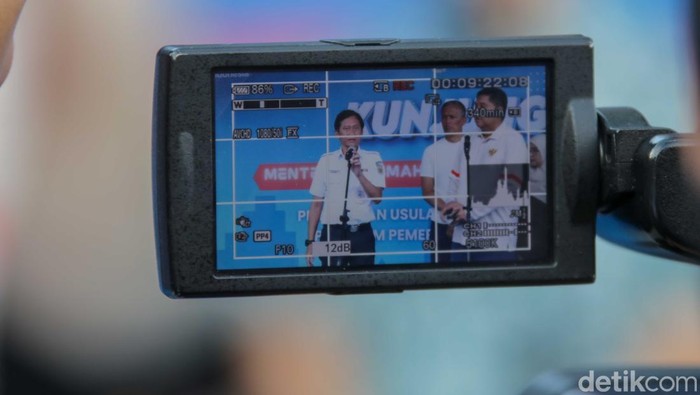 Sejumlah pejabat meninjau lahan aset KAI di kawasan Jakarta Barat, Minggu (5/4/2026).