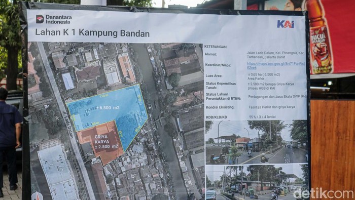 Sejumlah pejabat meninjau lahan aset KAI di kawasan Jakarta Barat, Minggu (5/4/2026).