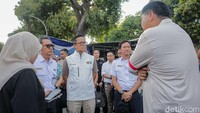 Kepala BP BUMN sekaligus COO Danantara Dony Oskaria bersama Menteri Perumahan dan Kawasan Permukiman (PKP) Maruarar Sirait didampingi Dirut KAI Didiek Hartantyo meninjau lahan aset PT KAI di Jalan Kemukus, kawasan Stasiun Jakarta Kota, Jakarta Barat, Minggu (5/4/2026).