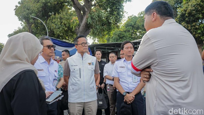 Sejumlah pejabat meninjau lahan aset KAI di kawasan Jakarta Barat, Minggu (5/4/2026).