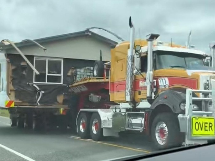 Penampakan rumah yang diangkut dengan mobil di Selandia Baru