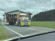 Viral Rumah Utuh Melintas di Jalanan Selandia Baru, Mobil Lain Auto Minggir