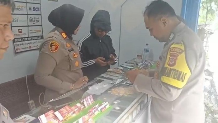 Penjual obat keras berkedok konter HP di Bogor ditangkap. (dok. ist)