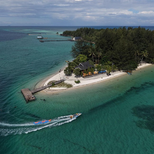 Pesona Pasir Putih Pulau Bokori Pikat Ribuan Wisatawan