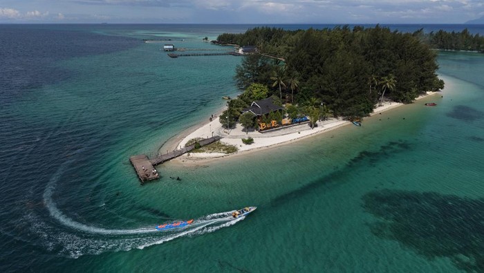 Foto udara wahana banana boat melintas di sekitar destinasi wisata Pulau Bokori, Kabupaten Konawe, Sulawesi Tenggara, Sabtu (4/4/2026). Dinas Pariwisata Sulawesi Tenggara mencatat kunjungan wisata selama periode libur Lebaran 2026 pada destinasi yang memiliki keunikan pasir putih serta ratusan pohon cemara mengelilingi pulau tersebut mencapai 6.176 wisatawan dan menghasilkan PAD sebanyak Rp52 juta. ANTARA FOTO/Andry Denisah/YU