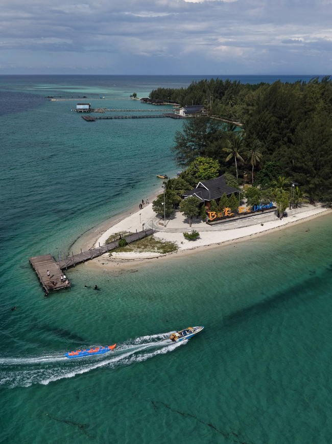 Pesona Pasir Putih Pulau Bokori Pikat Ribuan Wisatawan