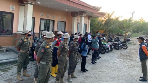 Aktivitas petugas DLH di kawasan TPA Suwung saat penerapan tidak menerima organik per April. (dok. Humas Pemprov Bali)