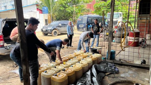 Polda Riau membongkar penyelewengan BBM bersubsidi jenis Bio Solar.