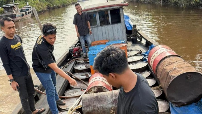 Polda Riau membongkar penyelewengan BBM bersubsidi jenis Bio Solar.