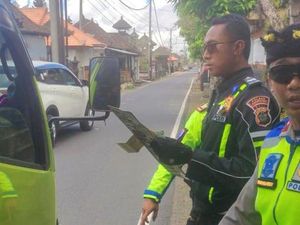 Sudah Dilarang, Truk-truk Pasir Nekat Melintasi Jalur Pemedek di Besakih