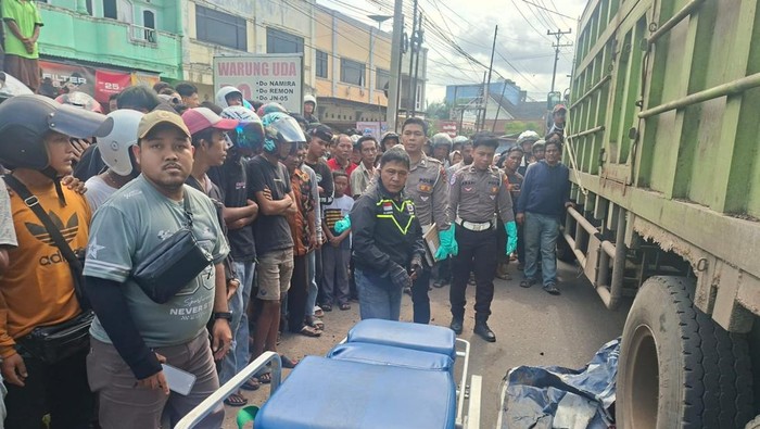 Polisi melakukan olah TKP kecelakaan maut bocah 10 tahun terlindas truk di Jambi