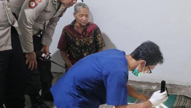 Polisi melakukan penanganan di TKP pria tersengat listrik saat perbaiki sound system di Nganjuk. Polisi melakukan penanganan di TKP pria tersengat listrik saat perbaiki sound system di Nganjuk.
