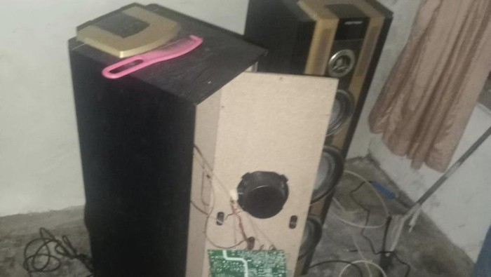 Polisi melakukan penanganan di TKP pria tersengat listrik saat perbaiki sound system di Nganjuk.